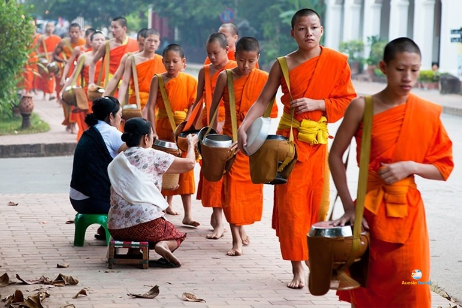 Buddhist monks alms giving ceremony in Luang Prabang Laos – Auasia Travel